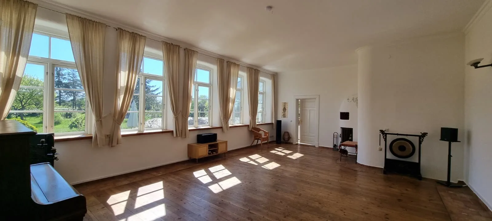 Großer, heller Seminarraum mit Gong und Sprossenfenstern