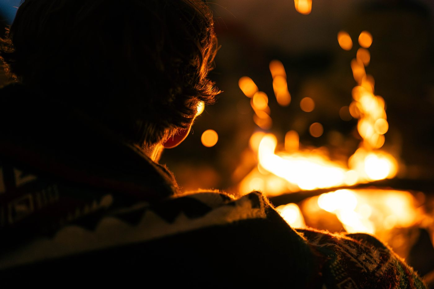 Am Lagerfeuer in der Dämmerung