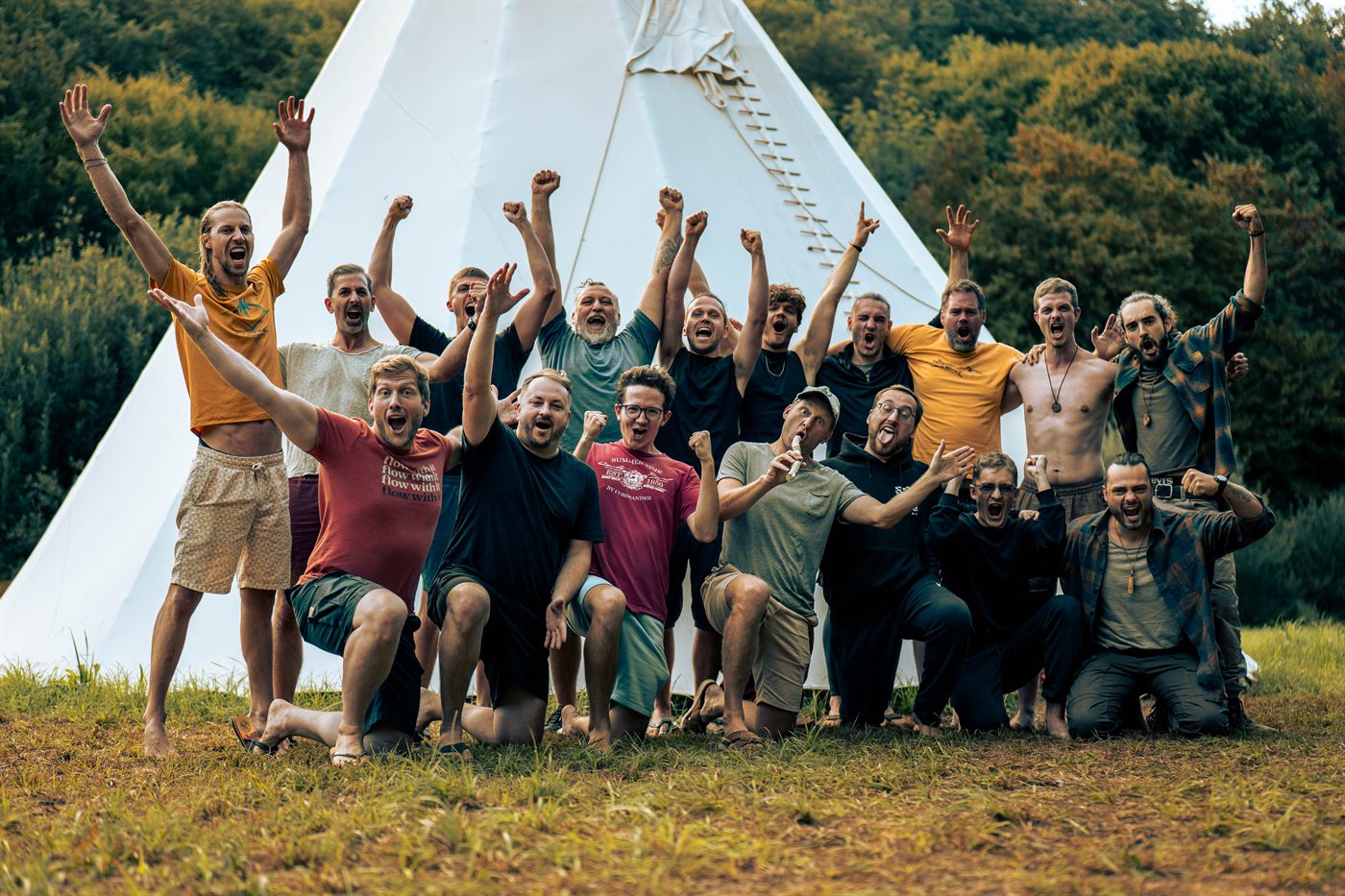 Gemeinschaft vor dem Tipi