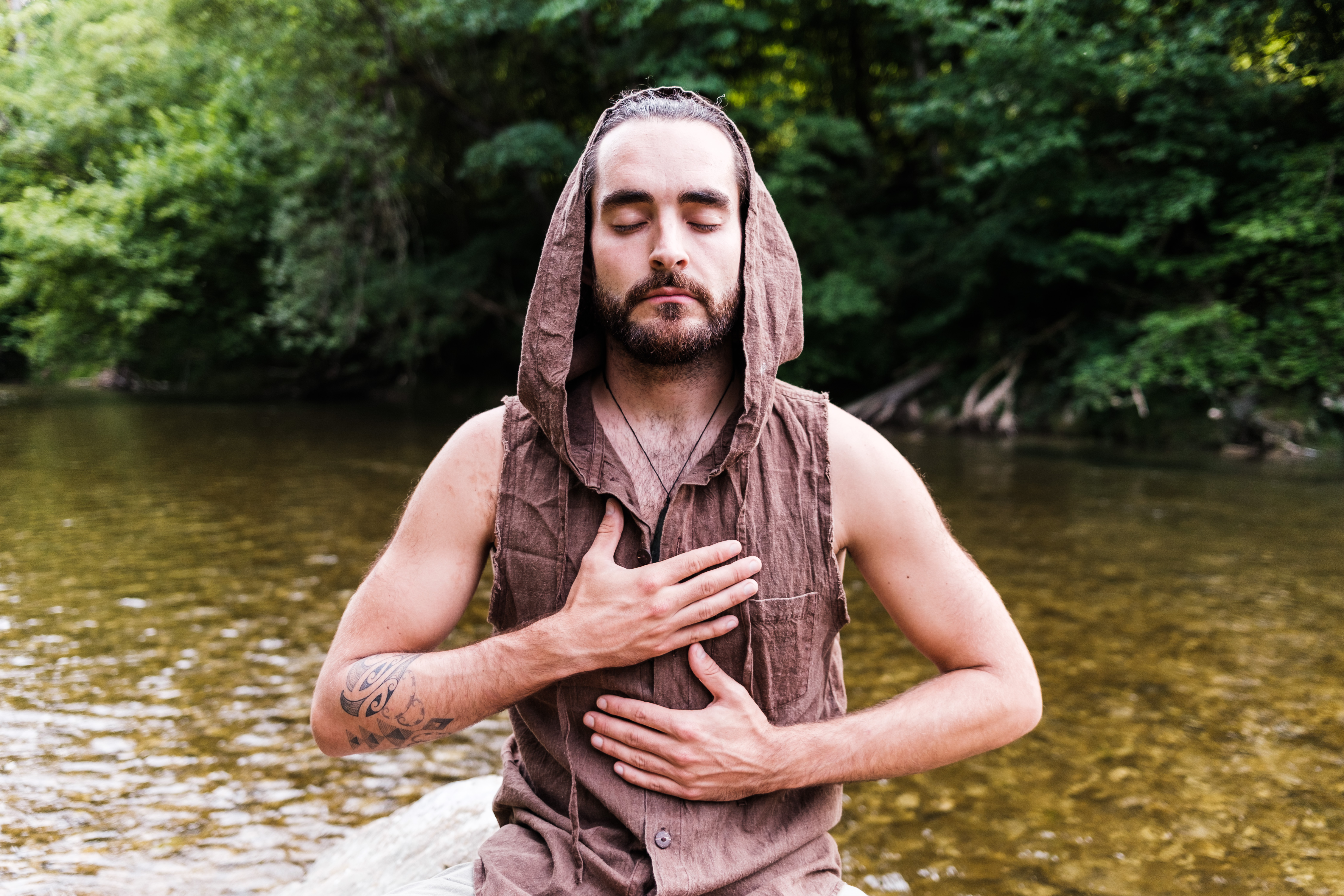 Michael am Fluss, Hände auf dem Herzen